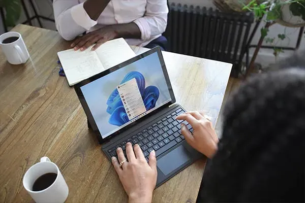 Woman using management reporting software with Horizon Microsoft Teams