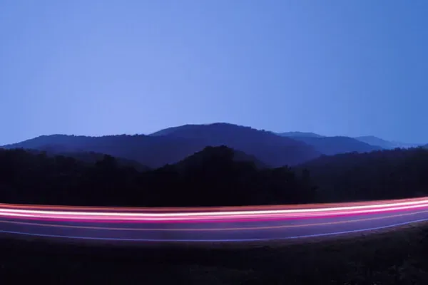 Fibre connectivity lines through a mountain range