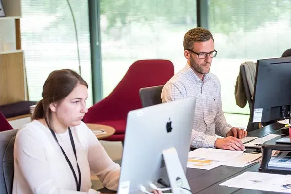 People taking contact centre payments by phone